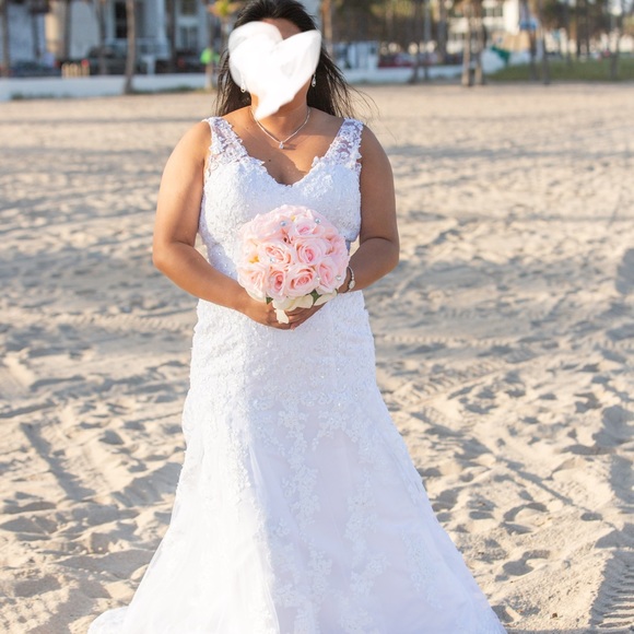 Beautiful wedding dress. size 14-18 - Picture 1 of 13